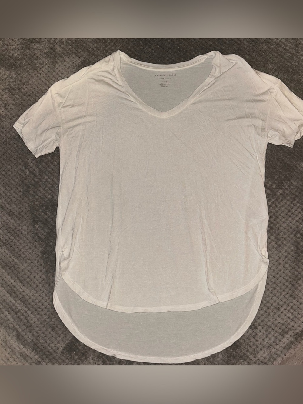 American Eagle Outfitters White V-Neck Short Sleeve High-Low Tee